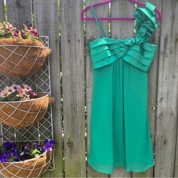 Max and Cleo Green Chiffon Spiral One Shoulder Mini Dress - Picture 1 of 9